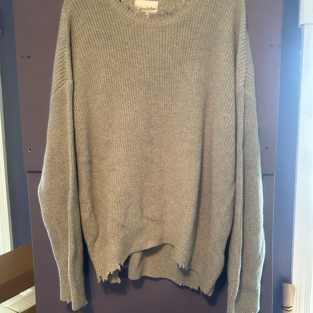 Lily & Lottie Chelsea Deboer distressed sweater size large